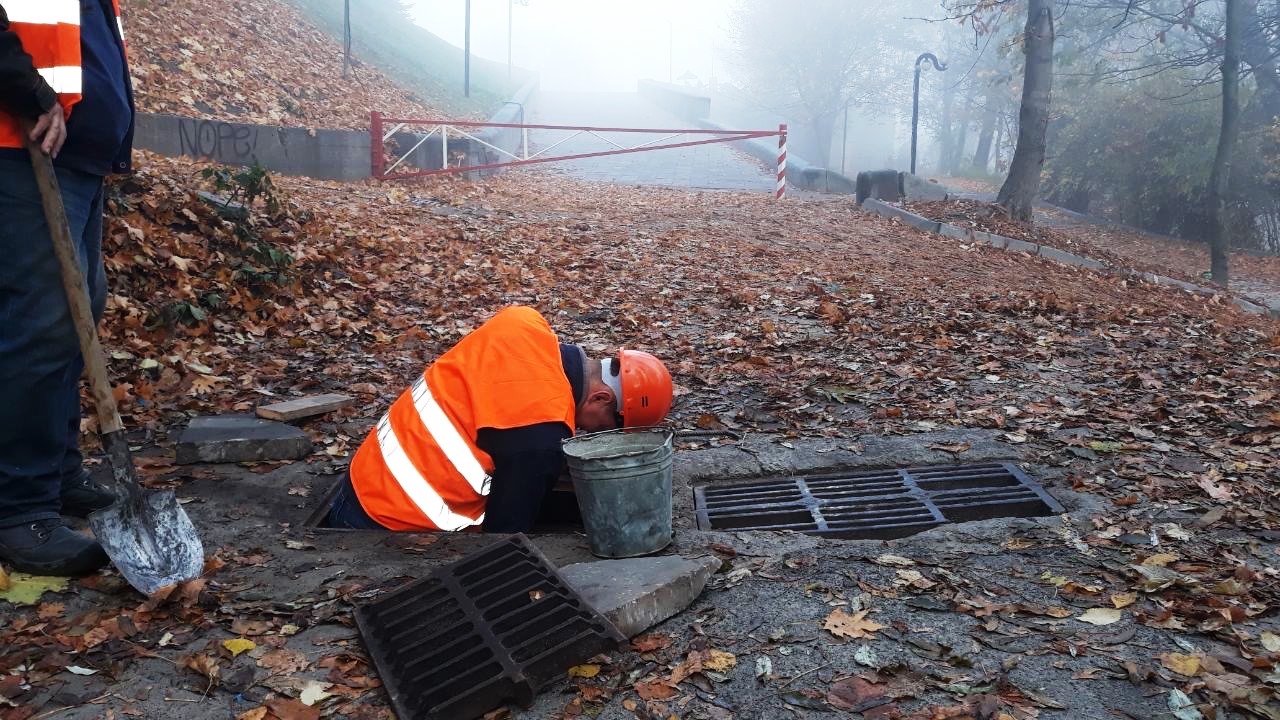 Очищення зливоприймачів на схилі біля ресторану 